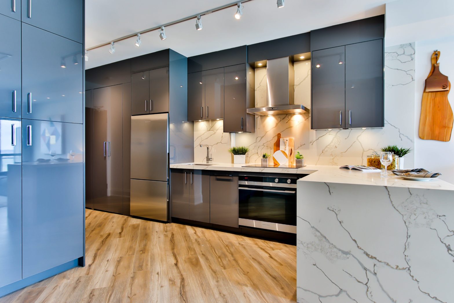 Playing with 2D and 3D kitchen design software can knock your socks off when you're exploring more effective kitchen layouts for your space. But without an experienced kitchen planner and builder, your design ideas will only be as strong as the internet connection.